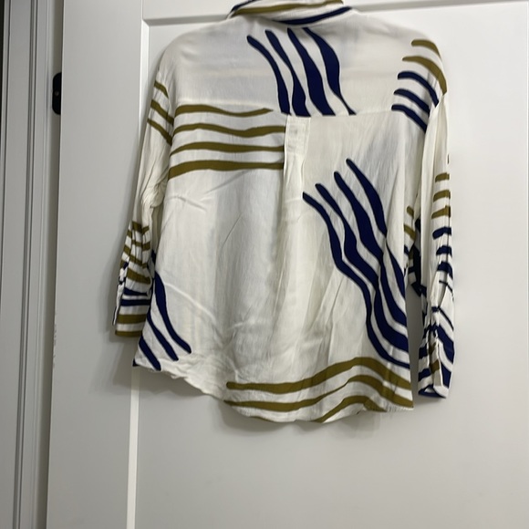 Abstract button down blouse - Picture 2 of 3